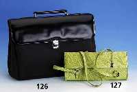 GOLDPFEIL Damenhandtasche, mit UmhÄngeriemen, grÜnes Leder mit EinprÄgungen in Form von Libellen, Innenfach mit Reißverschl., neuwertig, ...