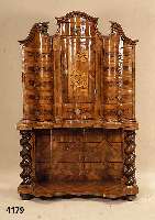 Tabernakelaufsatzschrank, wohl Franken, Ober- teil um 1750/60, Korpus Weichholz, Front 6-fach geschwungen, Giebel gesprengt, 8-fach geschwungen, ...