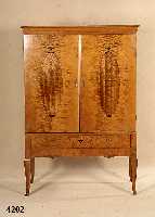 Vielzweckschrank, Schweden, um 1928/32, Korpus Buche und Weichholz, Birkefurnier bzw. Birkewurzelfurnier, gespiegelt, schwarze ab- strakt florale ...
