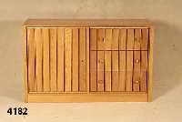 Sideboard, deutsch, 80er Jahre, Weichholz und Eiche, Front z.T. Eiche massiv, in sich leicht geschwungen, vertikale Betonung, asymetrische ...
