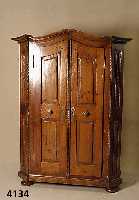 Bodenseeschrank, deutsch, um 1830/40, Weich- holz, Front auf Rahmen gearbeitet, Inlets doppelt getreppt, Schuppendekor aus dem Voll- holz ...