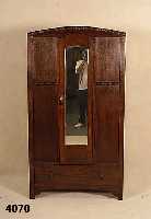 Vielzweckschrank, England, um 1930/40, z.T. auf Rahmen gearbeitet, Weichholz, Eiche massiv , Eichefurnier, sparsame Meanderverzierung, mittig mit ...