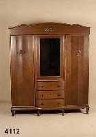 Kleiderschrank, deutsch, um 1922/24, Korpus Weichholz/Hartholz, Eichefurnier, z.T. ge- spiegelt, facettiertes Spiegelglas, aufge- setzte ...