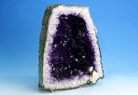 Große Amethystdruse, H. ca. 38.5 cm, Schnittstelle geschliffen und poliert, gute Kristallausarbeitung, tiefes Lila