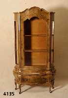 Barockstilvitrine, Italien, 60er Jahre, allseitig geschweift, Schnitzerei aus dem vollholz, Oberteil 3-fach geschwungen, Unter- teil im Stil sich ...