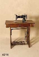 NÄhmaschine, deutsch/Kaiserslautern, zum Teil um 1925/30, Hersteller Firma Pfaff, Modell-Nr. 130, Gestell Buche und Eichefurnier , fÜr spezielle ...