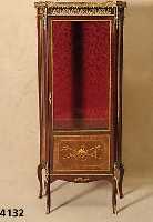 Schauvitrine, deutsch/Dresden, um 1900/10, Korpus Weichholz, Buche und Mahagoni, Mahago- nifurnier, Bronzeverzierung vergoldet, klassi- zistischer ...