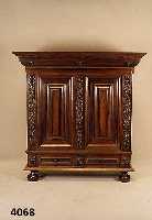 Kissenschrank, Niederlande, im Stil von 1720, Korpus z.T. Weichholz, Eiche- und Palisan- derfurnier, Kopf 5-fach getreppt, Fuß ent- sprechend, ...