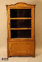 WÄschevitrine, mitteldeutsch, um 1845/50, Korpus Weichholz, Birke, Birkewurzelfurnier, z.T. gespiegelt, sogenannte BrezelfÜllungen, ...