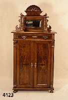 Vertiko, deutsch, um 1890/1900, Korpus Weichholz, eklektizistischer Stil, Nußbaum massiv, Nußbaumfurnier, z.T. gespiegelt, auf- gesetzte ...