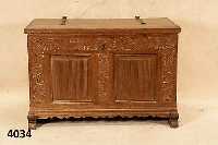 Linnentruhe, mitteldeutsch, um 1780/1810, Eiche massiv, gedÜbelt, Front auf Rahmen ge- arbeitet, abstrakt florale Schnitzerei aus dem Vollholz, ...