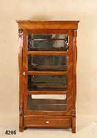 Vitrine, mitteldeutsch, um 1880/90, Korpus Weichholz, Kirschbaumfurnier gespiegelt, 3 EinlegebÖden mit Innengliederung, RÜcken ver- sprosst, ...