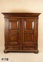 Schrank, wohl Holland, nach dem Vorbild von 1720, auf Rahmen gearbeitet, Eiche massiv, allseitig kasettiert, Leistenverzierung, ge- schwungen, ...