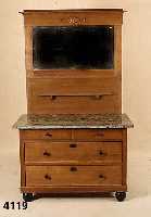 Waschkommode, deutsch, um 1900/05, Jugend- stil, Korpus Weichholz/Hartholz, z.T. auf Rahmen gearbeitet, Eichefurnier, lebhaft an- geordnet, z.T. ...