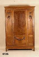 Schrank, Frankreich, um 1870, Louis-XVI, Eiche, 3-tÜrig, mit aufgelegten Schnitzereien, diese leicht beschÄdigt, Kopfteil profiliert, kleine ...