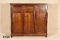 Vielzweckschrank, deutsch, um 1920, Weich- holz, dunkel gebeizt, dreitÜrig, leichte Ge- brauchsspuren, praktisch, ca. 138x152x47 cm