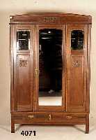 Spiegelschrank, deutsch, um 1920, Jugendstil , Eiche massiv, Spiegelglas z.T. facettiert, 1 Spiegel ersetzt, sparsame florale Schnitz- erei, 2 ...