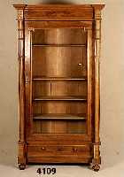 Vitrine, deutsch, um 1880, Korpus Weichholz, Nußbaumfurnier, Sockelschublade, zwei ge- drechselte SÄulen, 4 EinlegebÖden, Kopfteil profiliert, ...