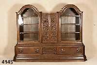 Vielzweckschrank, deutsch, um 1910, Eiche massiv, Eichefurnier, aufgelegte Schnitzereien , Blumenkelche, 3-fach gegliedert, zwei Vitri- nenteile mit ...