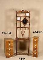 Gaderobe, wohl Frankreich, um 1910, Eiche massiv, facettiertes Spiegelglas, Schirmab- lage fehlt, mit zwei franzÖsichen Kacheln, Gebrauchsspuren, ...