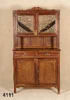 Vielzweckschrank, deutsch, um 1920, Weich- holz, dunkel gebeizt, Leichtbauweise, Ober- teil z.T. mit Spiegelglas, leichte Gebrauchs- spuren, ...