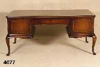 Schreibtisch, deutsch, um 1930, Nußbaum massiv, geschweifte Beine, leichte Gebrauchs- spuren, praktisches MÖbel, ohne SchlÜssel, SeitenfÄcher ...