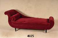 Recamiere, deutsch, um 1860, in sich ge- schwungen, mit hoher ausladender Lehne, Schlummerrolle, Innenkante mit Handlauf, roter PlÜschbezug, ...