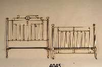 Messingbett, wohl Frankreich, um 1900/10, nachweislich aus dem Besitz von Hans Clarin, original Rost, leicht restauriert, stellen- weise leicht ...