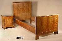 Doppelbett, deutsch, um 1928/30, ArtDeco- Stil, kubistischer Aufbau, Birke- und Birke- wurzelfurnier, Seitenstreifen kaukasisch Nuß- baum ...