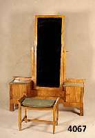 Schwenkspiegel mit DoppelschrÄnkchen, deutsch, um 1928/32, Korpus Weichholz, Birke- bzw. Birkewurzelfurnier, kaukasisch Nußbaumfurnier, strenger ...