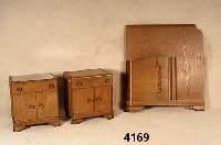 2 Betten und 2 Nachttische, deutsch, um 1930/ 32, Korpus Weichholz/Hartholz, Eichefurnier, schÖnes Bild, aufgesetzte Schnitzereien aus dem ...