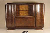 Vielzweckschrank, deutsch, um 1935/38, Korpus Weichholz, Buche und Eiche, z.T. massiv , RÜsterfurnier, doppelt bzw. 4-fach gespie- gelt, Seiten ...