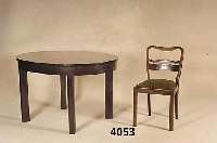 Ausziehtisch mit 4 StÜhlen, deutsch, um 1935/ 40, Nußbaum und Buche massiv, Tischplatte Wurzelnußfurnier gespiegelt, ovale Beine, starker ...