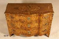 3-fach geschweifte Kommode, WÜrzburg, um 1750/ 60, Korpus Weichholz, Front horizontal auf- gebaut, dickes Nußbaum- bzw. Wurzelnußfurnier, ...