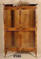 Vitrinen- bzw. Glasschrank, deutsch, um 1928/ 32, sogenanntes Deutsches MÖbel, Korpus Weichholz/Hartholz, kaukasisch Nußbaum gespie- gelt, 3 ...