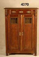 Vertiko, deutsch, Jugendstil, 1900/10 Korpus Weichholz, Nussbaum furniert, zeit- typische Schnitzerei, TÜren mit facettiertem Bleiglasscheiben, ...