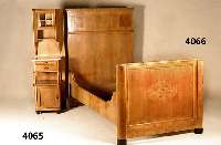 Bett, deutsch, um 1910, Jugendstil, Korpus Hartholz, Ahorn- und Obstholzfurnier, schÖne Anordnung des Holzbildes, in Kartuschen rhomboid ...
