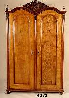Schrank,deutsch, um 1880, Ulme massiv, zwei- tÜrig, zerlegbar, oberer Abschluß als Doppel- bogen mit geschnitzter BekrÖnung, Alters- und ...