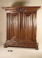 Sogenannter Frankfurter Wellenschrank, sÜd- deutsch, um 1750/60, Korpus Weichholz, Front und Seiten Eiche massiv, aus dem Voll- holz geschnitzt, ...