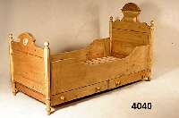 Bett, deutsch, um 1850/60, Kiefer, Barock- stil, aufgesetzte Muschelverzierung aus Kirschbaum, Zierdrechselteile, dazugehÖrige Schubladen ...
