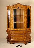 Vitrine, Holland/Italien, nach barockem Vorbild, Korpus Weichholz, Nußbaum- bzw. Wurzelnußfurnier, gespiegelt, Fadenintarsien, ursprÜnglich ...