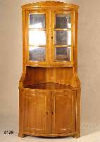 Eckvitrine, Biedermeierstil, Kirschbaum massiv, nach Vorbild von 1820/30, unter Ver- wendung alter Teile, Oberteil verglast, wohn- fertig, ...