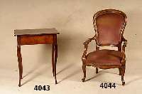 Beistelltisch, sÜddeutsch, um 1860/70, sogenanntes 2. Barock, Nußbaum massiv, Wurzel- nußfurnier, Platte geschweift, Furnier der Platte ...