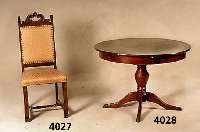 Runder Ausziehtisch, wohl England, im Stil von 1770/80, Korpus Buche, Mahagonifurnier, Fußenden mit Metallverzierung, typisch vikto- rianisch, ...
