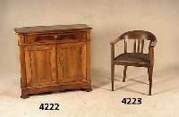 KommÖdchen, deutsch, um 1835/40, Korpus Weichholz, Nußbaum- bzw. Wurzelnußfurnier, z. T. gespiegelt, Front teilweise leicht geschwu- ngen, auf ...