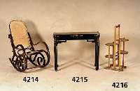 Konsolentisch fÜr Ahnenkult, China, um 1900, Tropenholz, schwarz gelackt, Zarge mit stil- typischer Durchbrucharbeit, gold gehÖht, Darstellung ...