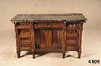 Schreibtisch, deutsch, um 1870/80, Korpus Weichholz, Eiche massiv, Front Nußbaum- bzw. Wurzelnußfurnier, 4 Schubladen, Mittelteil mit TÜre ...