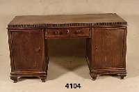 Schreibtisch, deutsch, um 1910/15, Korpus Weichholz, Eiche massiv, Eichefurnier, z.T. gespiegelt, TÜren leicht geschwungen, doppelt getreppt, ...