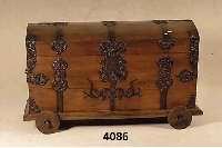 Reisebuckelstruhe, deutsch, um 1850/60, Eiche massiv, ausgesuchtes Holz, original EisenbeschlÄge, reich verziert, ineinander verwoben, original ...