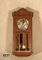 Wanduhr, Pfeilkreuz, HolzgehÄuse z.T. geschnitzt, Schwungbereich des Pendels facettiertes Glas, Messingzifferblatt, 8-Tage Werk, ...